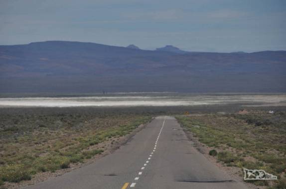 Cenário da estrada cortando as longas extensões patagônicas, do interior rumo aos Andes, na Argentina